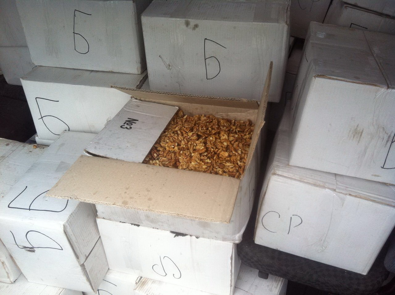 коробки с грецкими орехами