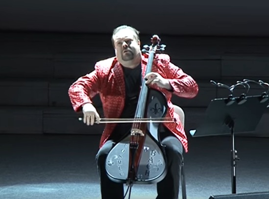 Борислав Струлев играет на виолончели Yamaha