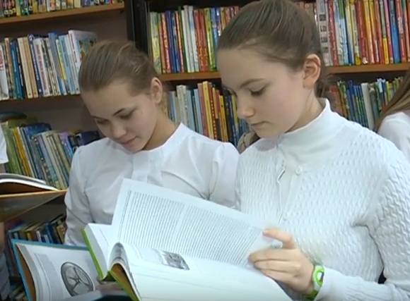 девочки читают книги в библиотеке