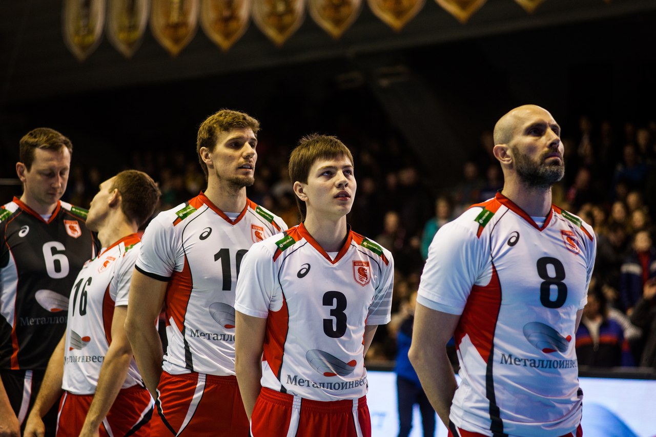 волейболисты «Белогорья» слушают гимн России