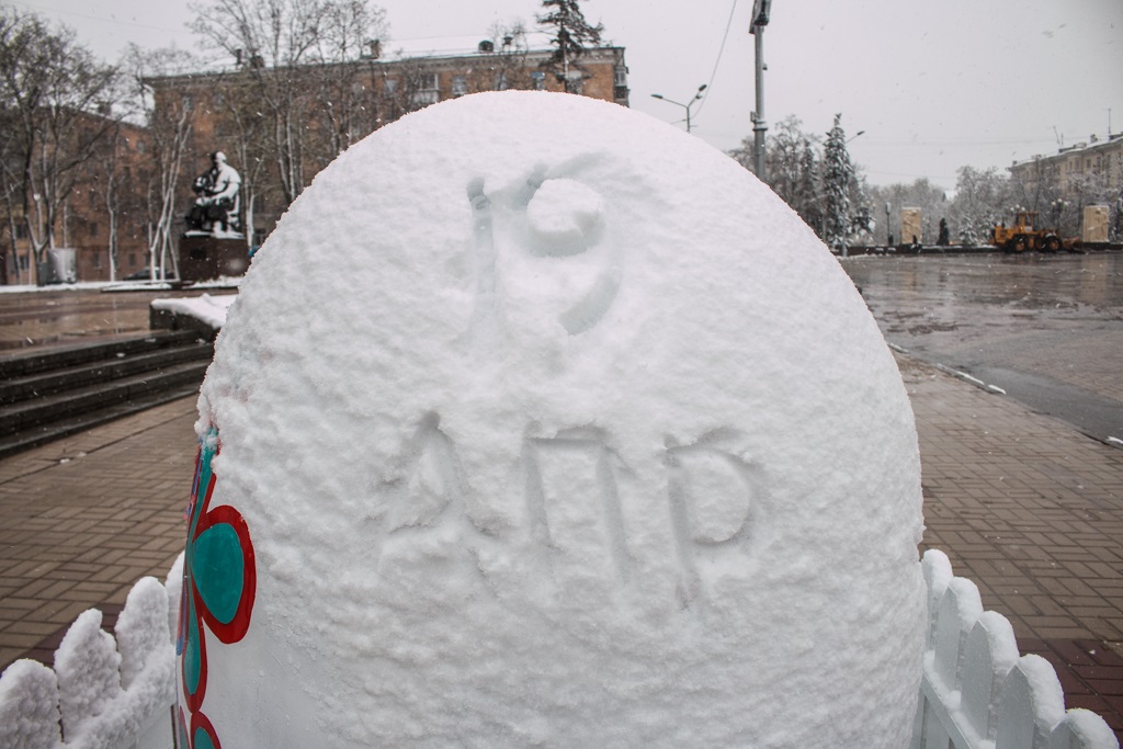 пасхальное яйцо в снегу на Соборной площади в Белгороде