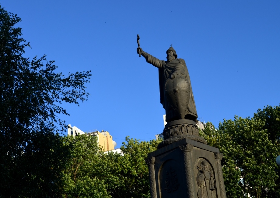 памятник князю Владимиру