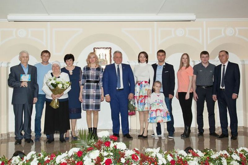 семья Захаровых и мэр Белгорода Константин Полежаев