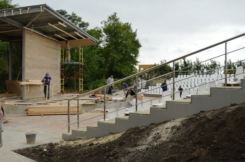 строящийся амфитеатр в ботаническом саду НИУ «БелГУ»