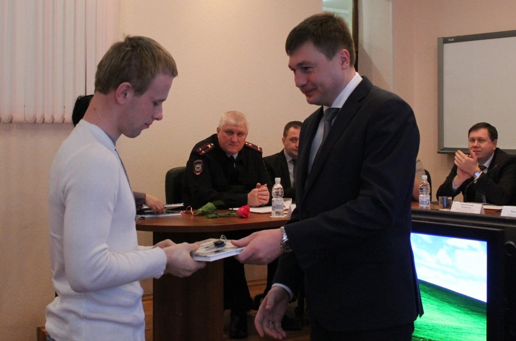 Станислав Сергачев вручает ключи от квартиры