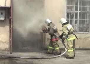 спасатели тушат пожар