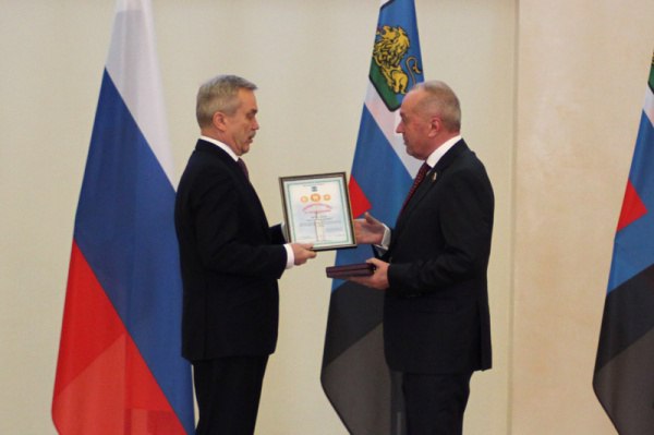 губернатор Евгений Савченко вручает награду