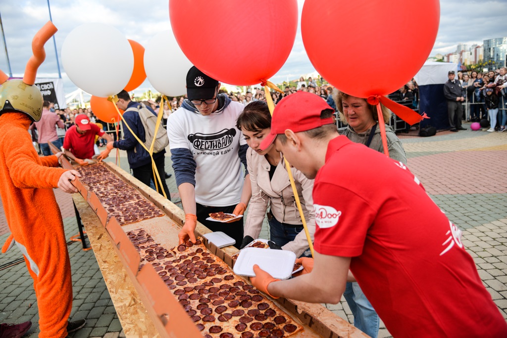 5-метровая пицца на фестивале уличной еды в Белгороде