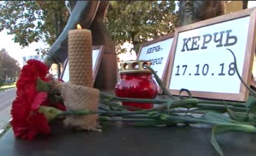стихийным мемориал памяти жертв керченской трагедии в Белгороде