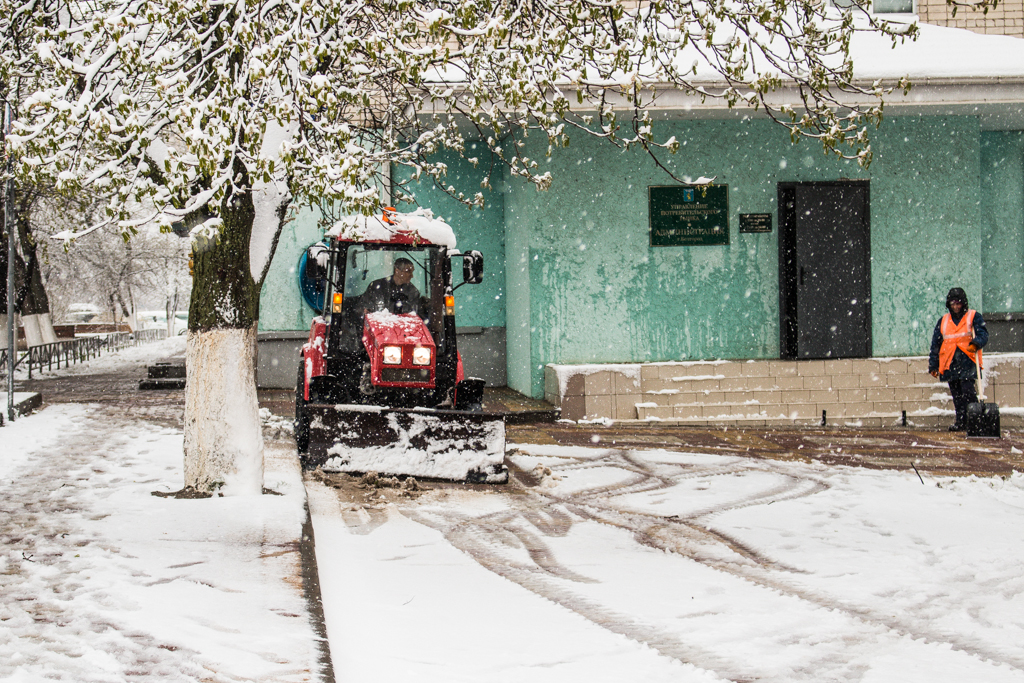 уборка снега во дворах Белгорода