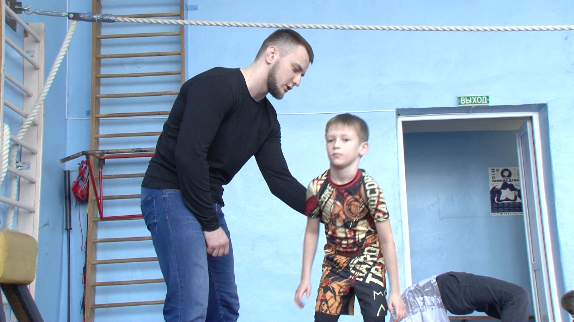 Виталий Олейников тренирует детей