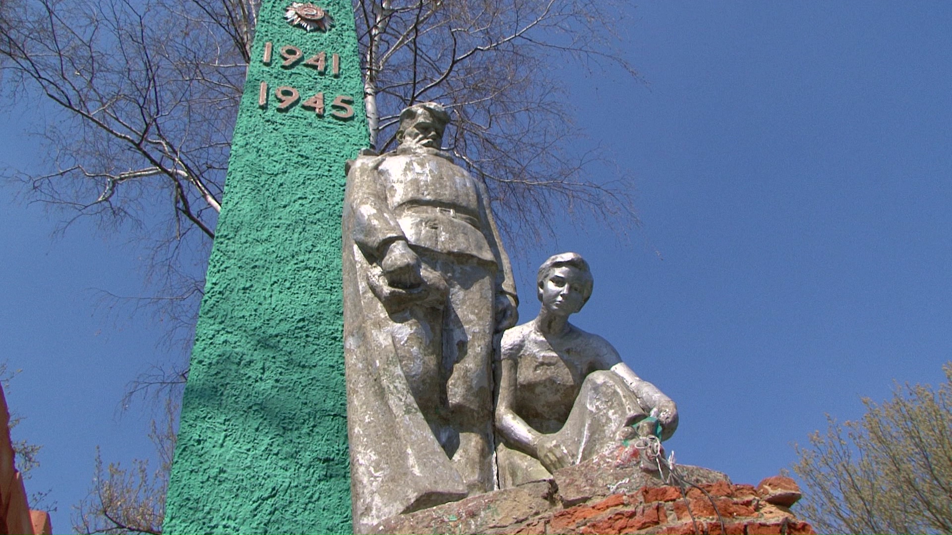 монумент братской могилы в селе Озерове Яковлевского округа