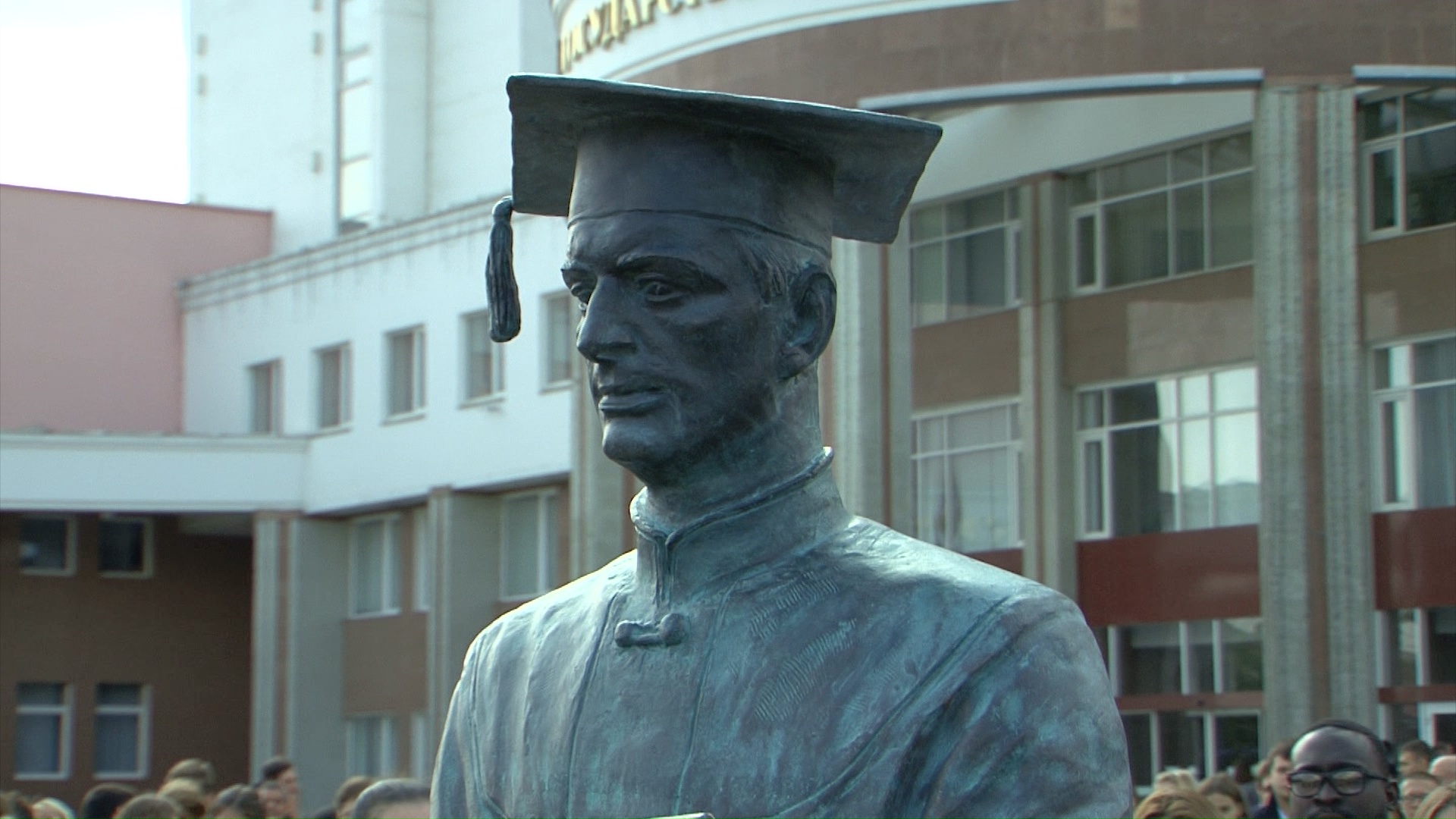 памятник профессору возле БелГУ