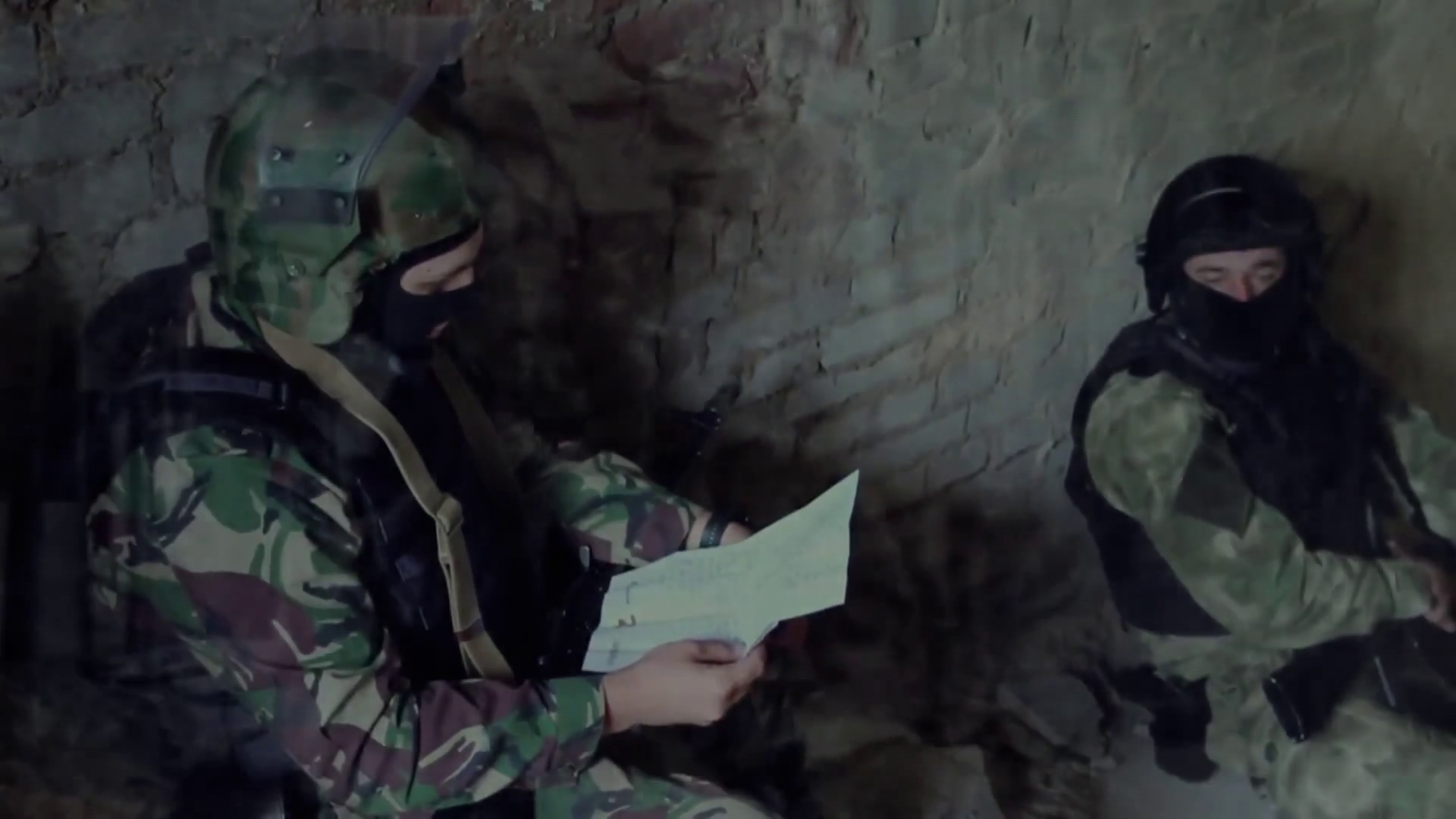 военный читает письмо