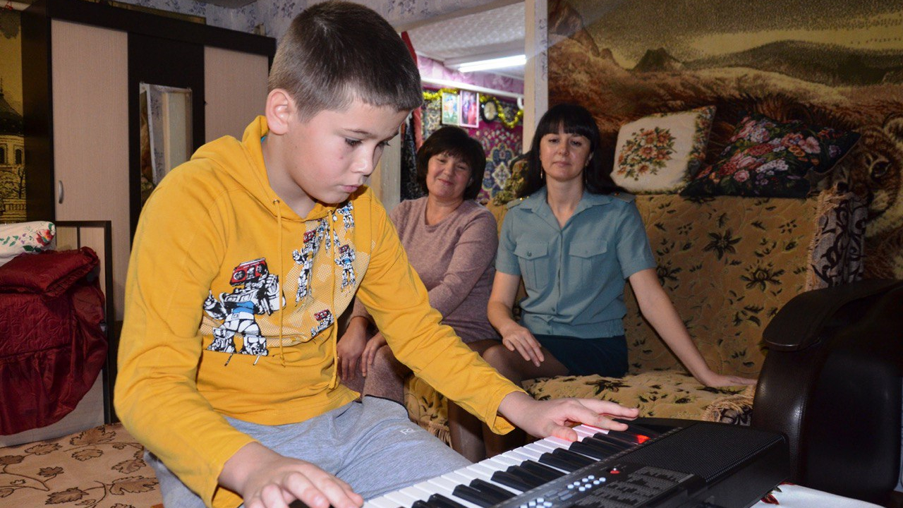 Илья играет на синтезаторе