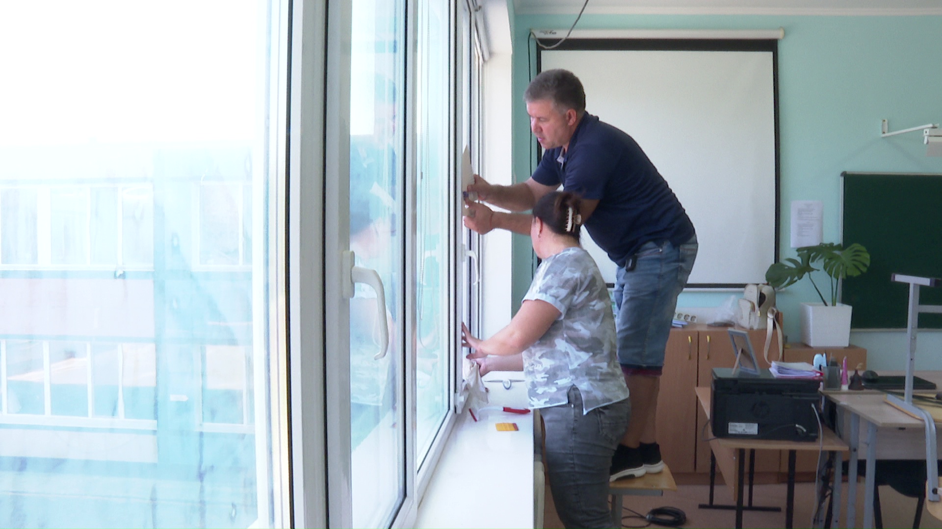 В Комсомольской школе Белгородского района оклеили окна защитной плёнкой