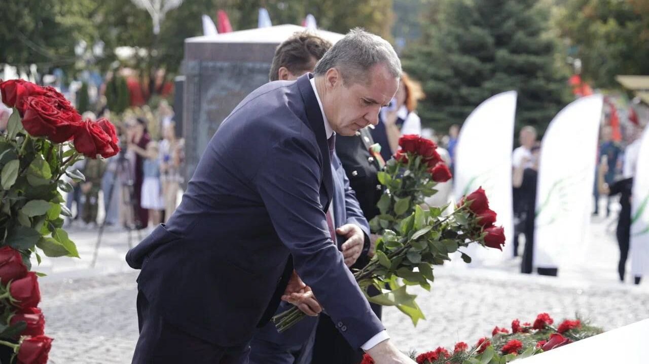 Үлкен жалаңаш бөкселер GIF суреттері