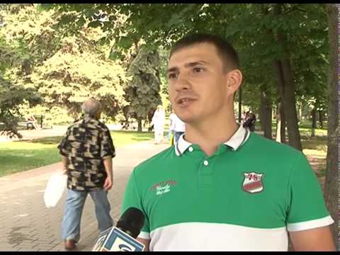 В День семьи, любви и верности в Белгороде раздали ромашки