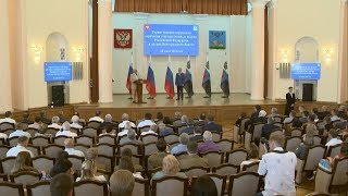 Евгений Савченко вручил награды белгородцам