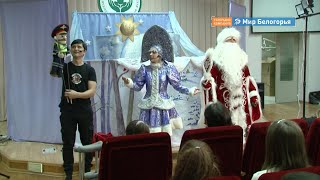 Инспекторы ГИБДД и Дед Мороз поздравили детей в больнице