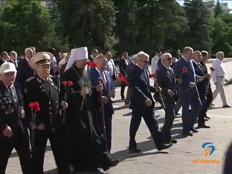 Губернатор возложил цветы к Вечному огню