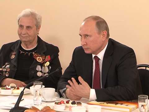 Владимир Путин возложил цветы к мемориалу «Звонница»