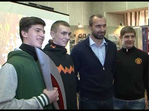 Сергей Тетюхин передал  олимпийский факел краеведческому музею 