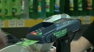 Россияне стали реже снимать деньги с карты